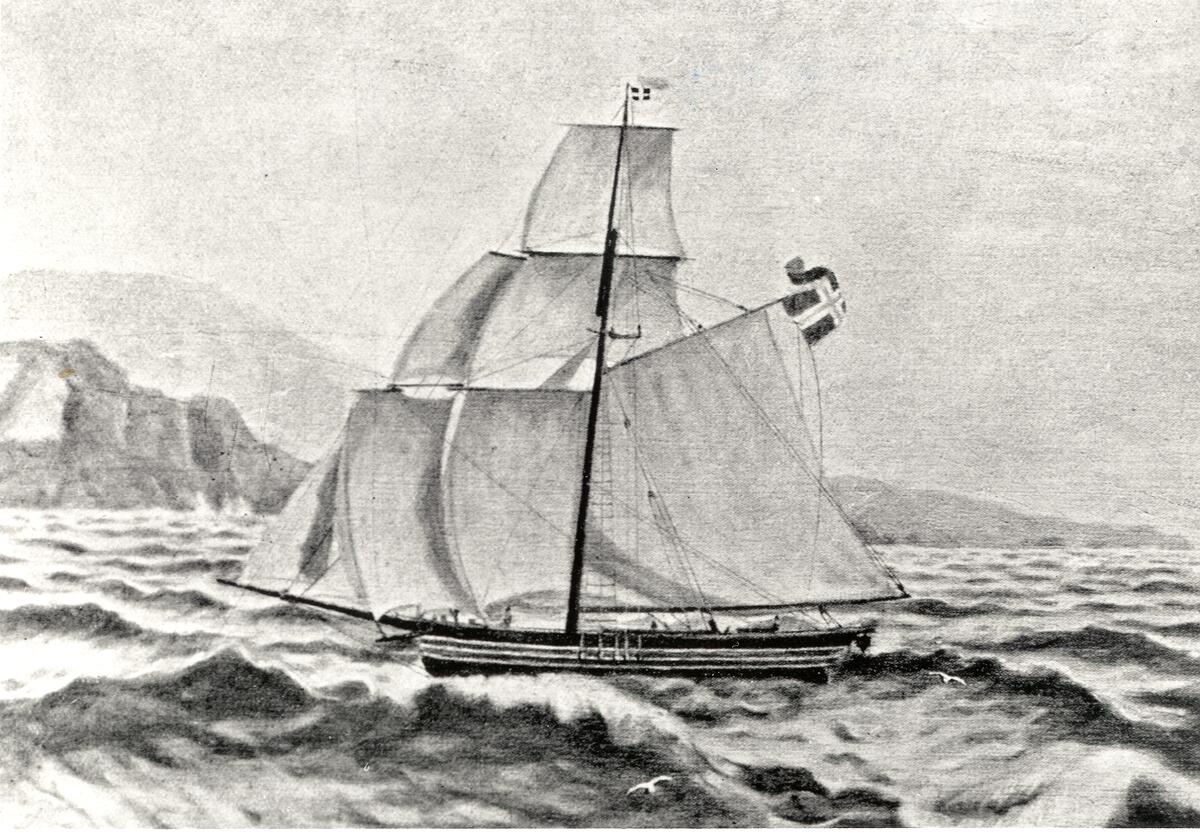 Skip under fulle seil på opprørt hav seiler mot venstre. Kystlinje i horisonten bak. Noen måker flyr i luften og over vannet.