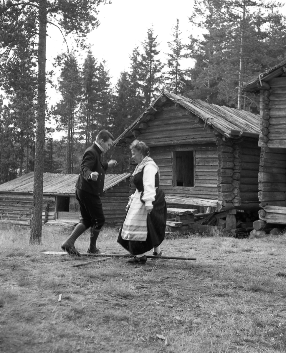 Åsta Holth og Arne Granlund i finnedrakter danser 