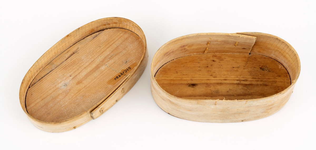 Øskje - en oval beholder med lokk, utført i såkalt sveipeteknikk. Botnplata er et ovalt granbord - 15,1 X 8,0 centimeter. Utenpå denne er det festet sidevegger, lagd av ei cirka 5,5 centimeter bred og 2,6 millimeter tjukk bjørkeplate som antakelig har vært godt fuktet før den ble «brettet» rundt en oval mal og tørket der. Seinere har man beholdt formen ved hjelp av to vertikale sømmer av bjørketeger der hvor ytterendene på veggskia overlapper hverandre. Lokket er lagd på samme måte. Her er plata 15,4 centimeter lang og 8,2 centimeter bred. Rundt denne er det festet en ytterkant, lagd av ei 2,6 centimeter bred og bortimot 2 millimeter tjukk bjørkeskie. Også her er det to vertikale tegersømmer der hvor endene av emnet overlapper hverandre. Sideveggene, både på sjølve beholderen og på lokket, er festet til de ovale granplatene de omslutter ved hjelp av tynne treplugger. Lokket er såpass stort at det omslutter overkanten på beholderen. Oversida av lokket og ytterveggene på sidene er påstemplet dekorelementer ved hjelp av svijern. Innvendig bærer treet preg av å ha vært i nærkontakt med en substans som har vært rik på fettstoffer - muligens skjørost eller pultost.