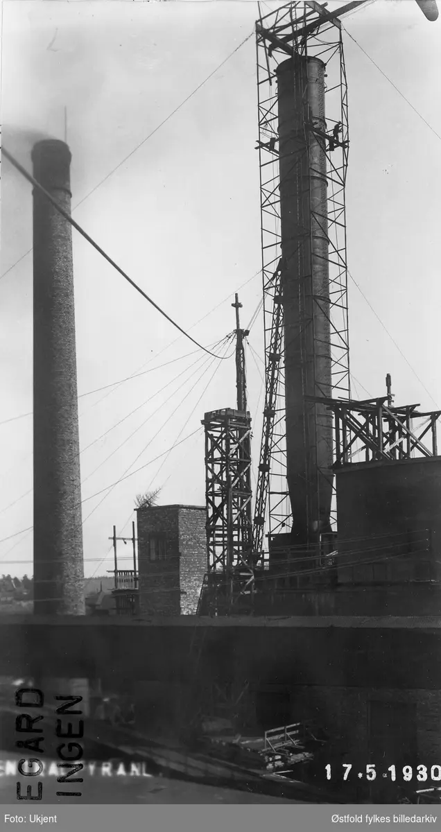 Borregård fabrikker i Sarpsborg  7. mai 1930, montering av pipe for sentralfyrhus.