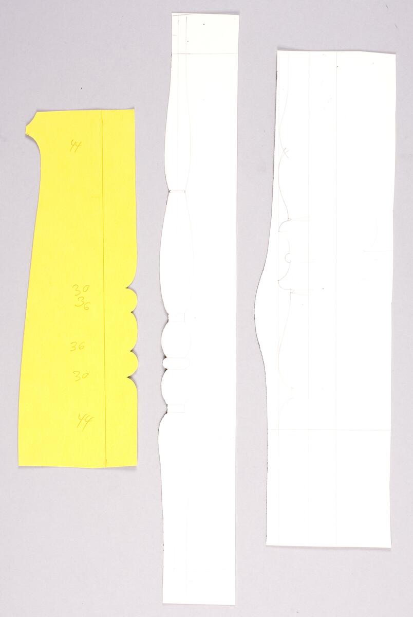 Mallar till bordsben och ryggpinnar till stolar. Vissa med noteringar och måttangivelser.