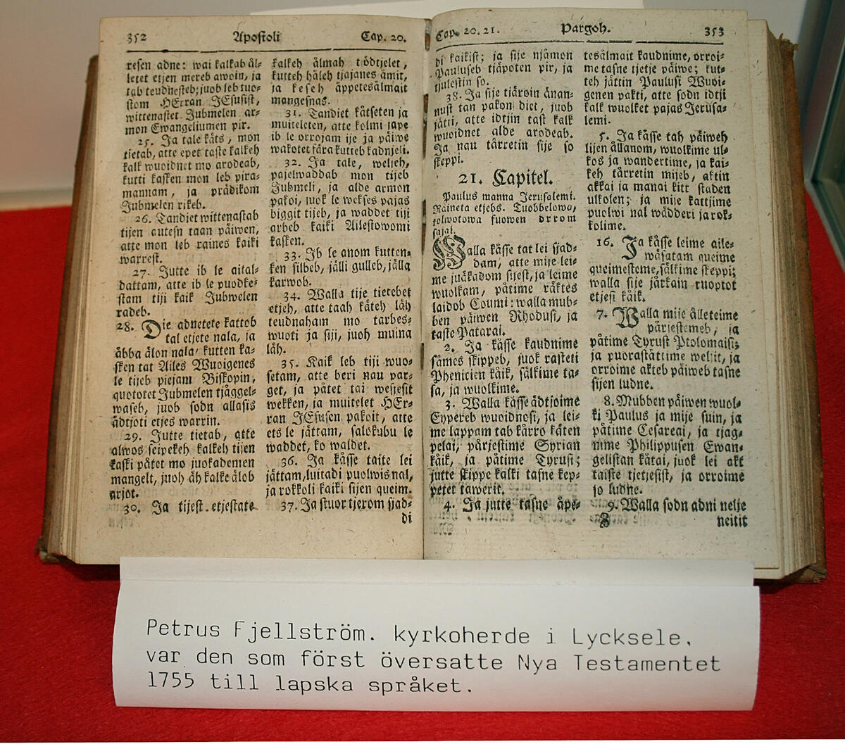 Bibel, tryckt 1755. Petrus Fjellström, kyrkoherde i Lycksele, var den som först översatte Nya Testamentet 1755 till lapska språket. Gåva av lantbrukare Johan Berg, Johannisberg 1922. På insidan av pärmen: "25 (överstruket) O M Nässén Östersund den 8 Dec 1866. Johan Berg. Gåva till Medelpads Fornhem av landtbrukaren Johan Berg, Johannisberg. Augusti 1922.