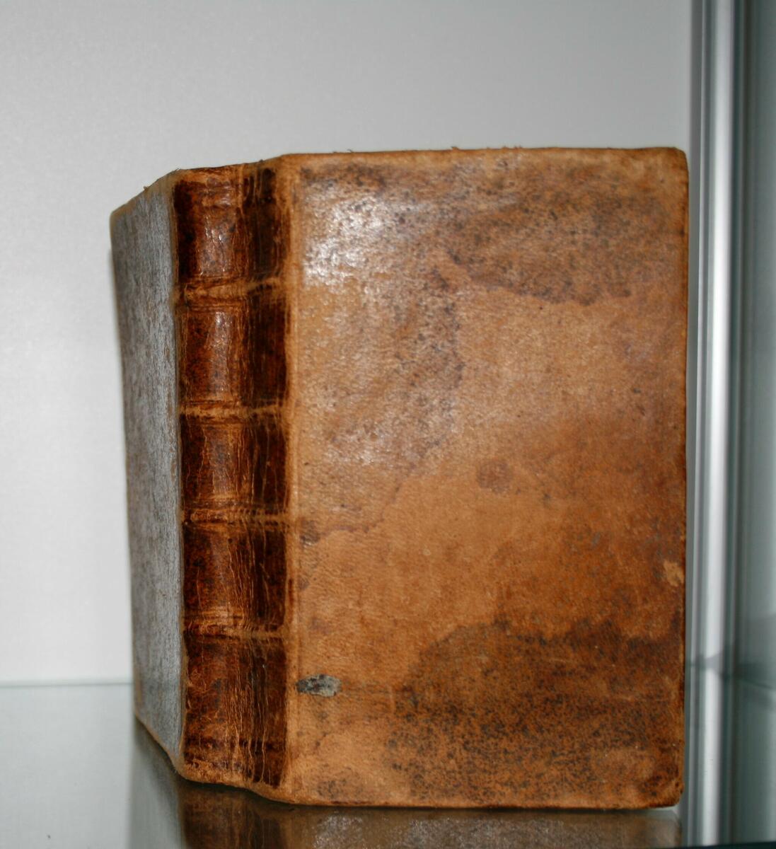 Bibel, tryckt 1755. Petrus Fjellström, kyrkoherde i Lycksele, var den som först översatte Nya Testamentet 1755 till lapska språket. Gåva av lantbrukare Johan Berg, Johannisberg 1922. På insidan av pärmen: "25 (överstruket) O M Nässén Östersund den 8 Dec 1866. Johan Berg. Gåva till Medelpads Fornhem av landtbrukaren Johan Berg, Johannisberg. Augusti 1922.