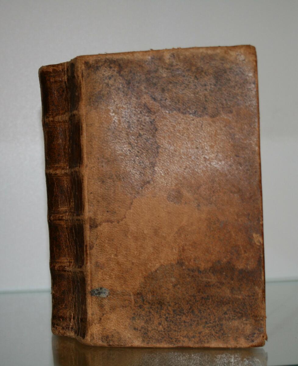 Bibel, tryckt 1755. Petrus Fjellström, kyrkoherde i Lycksele, var den som först översatte Nya Testamentet 1755 till lapska språket. Gåva av lantbrukare Johan Berg, Johannisberg 1922. På insidan av pärmen: "25 (överstruket) O M Nässén Östersund den 8 Dec 1866. Johan Berg. Gåva till Medelpads Fornhem av landtbrukaren Johan Berg, Johannisberg. Augusti 1922.