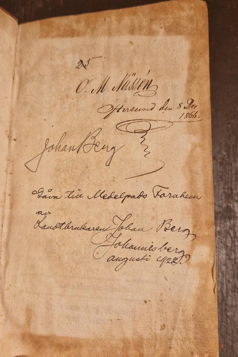 Bibel, tryckt 1755. Petrus Fjellström, kyrkoherde i Lycksele, var den som först översatte Nya Testamentet 1755 till lapska språket. Gåva av lantbrukare Johan Berg, Johannisberg 1922. På insidan av pärmen: "25 (överstruket) O M Nässén Östersund den 8 Dec 1866. Johan Berg. Gåva till Medelpads Fornhem av landtbrukaren Johan Berg, Johannisberg. Augusti 1922.