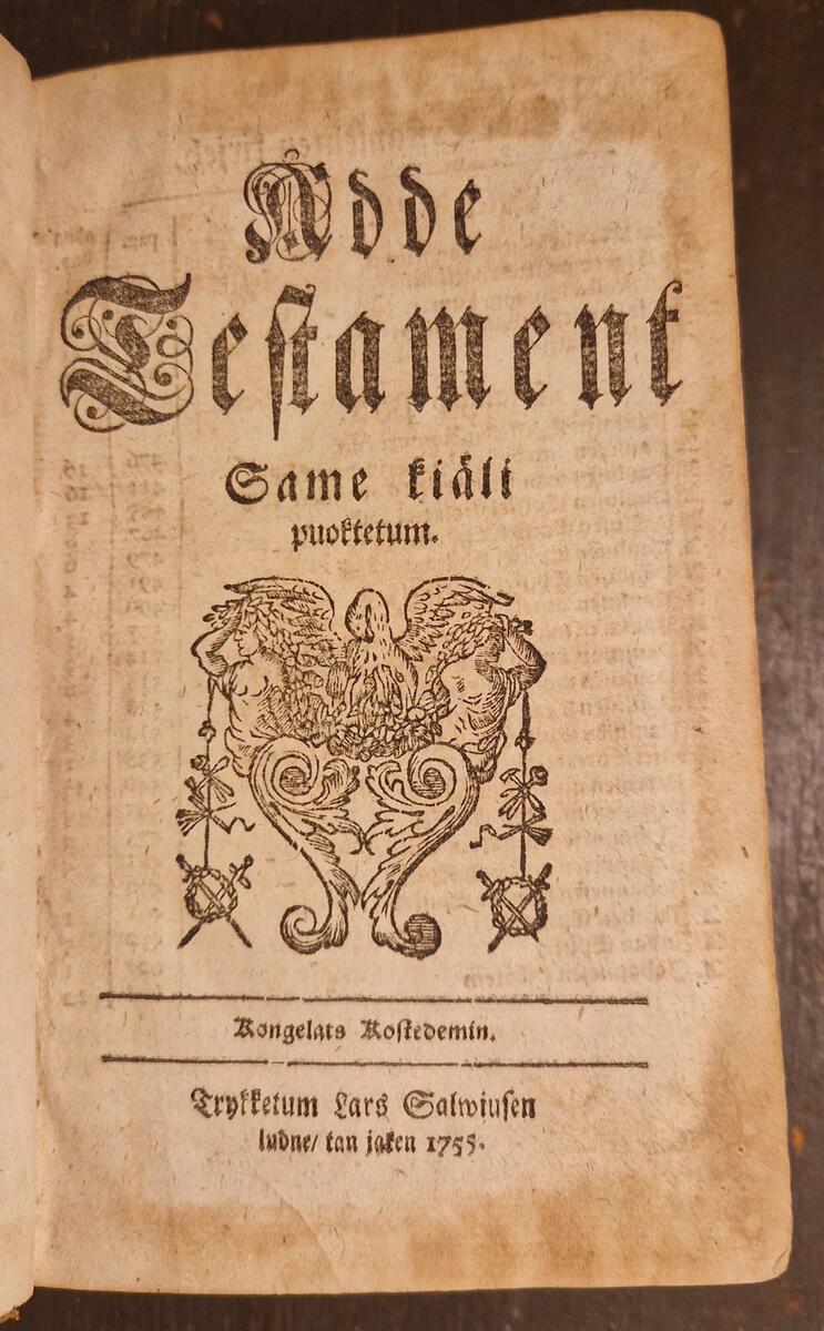 Bibel, tryckt 1755. Petrus Fjellström, kyrkoherde i Lycksele, var den som först översatte Nya Testamentet 1755 till lapska språket. Gåva av lantbrukare Johan Berg, Johannisberg 1922. På insidan av pärmen: "25 (överstruket) O M Nässén Östersund den 8 Dec 1866. Johan Berg. Gåva till Medelpads Fornhem av landtbrukaren Johan Berg, Johannisberg. Augusti 1922.