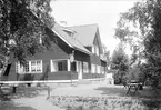 I samband med öppnandet av Östra Centralbanans 1902 uppstod behov av särskild service vid spårets delning i Bjärka-Säby. Invid stationsbyggnaden lät man 1903 uppföra ett värdshus med rum för resande. Byggnaden inrymde även handelsbod. Här en dokumentation daterad 1904.