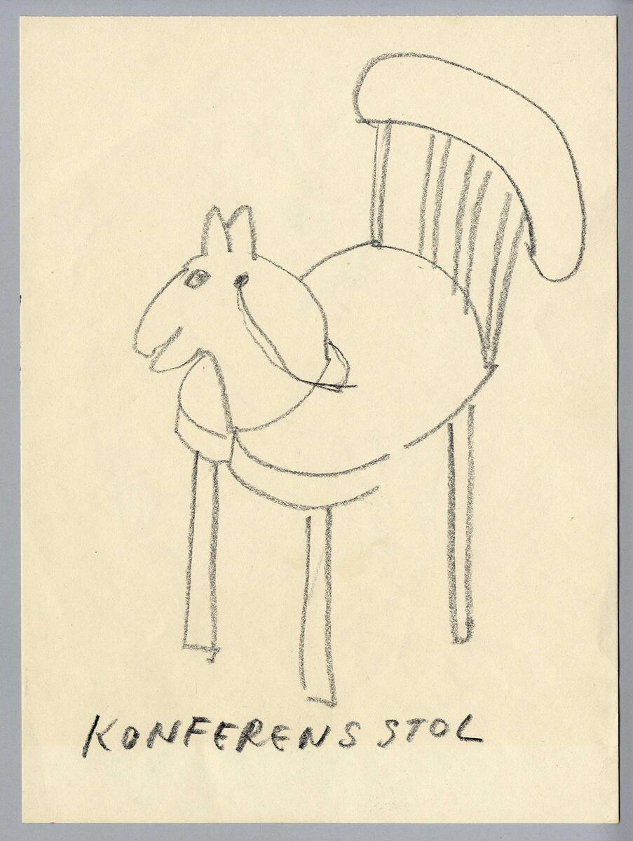 Tre stolar: på framsidan stol med hästhuvud och tyglar framme på sitsen, på baksidan en stol med ryggstödet som ett stort öra och med ett ben som "knäar" något, och stol med en krona och en gloria högt upp på ryggstödet och en person som sitter på stolen  