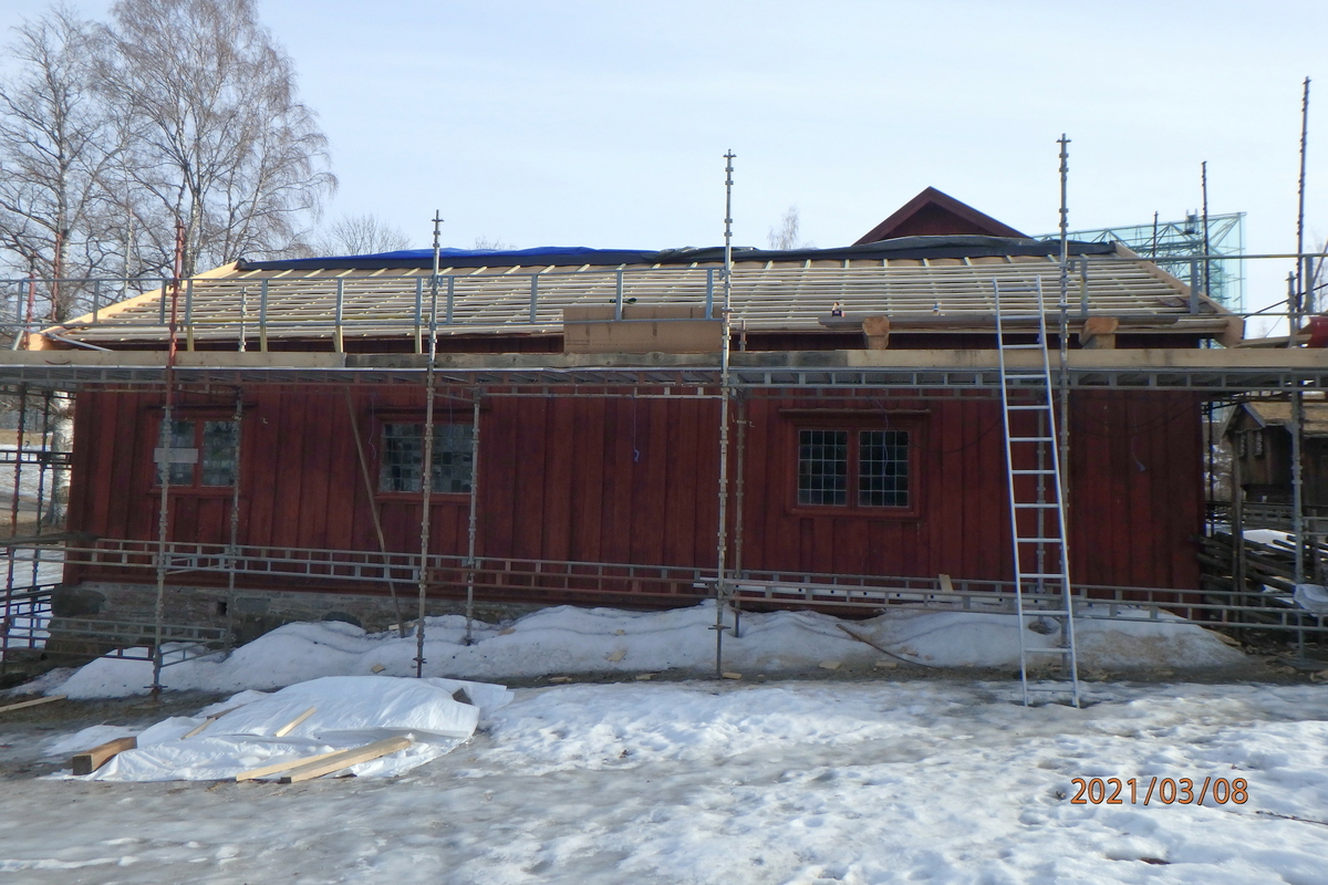 Borgstua er laftet og består av to rom. Bygningen er i en etasje og den er utvendig kledd med rødmalt panel. Det største rommet ligger mot vest og er den egentlige borgstua. Den ble brukt til konfirmantundervisning. Her er det jernovn og lyspeis. Dette rommet har flatt tak med bjelker. Rommene har hver sin inngang med fyllingsdører. Det er også dør mellom de to rommene. Det vestre rommet har et vindu, det østre har to. Det er spor etter et gjenkabbet vindu i hver endevegg. Det østre rommet har åpen røst. Et lite tilbygg midt på bygningen er oppført for å huse gårdsuret som skal være laget av Abraham Pihl. Bygningen står på en murt ringmur. Taket har teglstein. Bygningen er forsikret og den er utstyrt med røykdetektor som varsler brannvesen, og tyverialarm med direkte varsling til vekterselskap. 