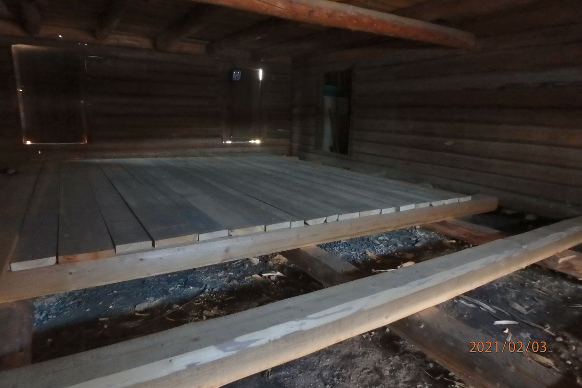 Låve med to fløyer i vinkel, laftet: Bygningen har saltak tekket med flis. Kjøringa går gjennom hele bygningen og har sin begynnelse over stallen i nord. Dette er et tidlig eksempel på en enhetslåve der mange funksjoner er samlet under et tak. Stallen har innredning for fem hester med krybbe og foringsgang. På langsiden inn mot tunet er det oppført et hus for hestevandring. Det har pyramideformet tak som hviler på stolper.