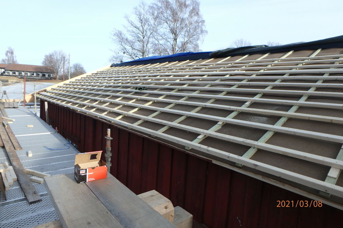 Borgstua er laftet og består av to rom. Bygningen er i en etasje og den er utvendig kledd med rødmalt panel. Det største rommet ligger mot vest og er den egentlige borgstua. Den ble brukt til konfirmantundervisning. Her er det jernovn og lyspeis. Dette rommet har flatt tak med bjelker. Rommene har hver sin inngang med fyllingsdører. Det er også dør mellom de to rommene. Det vestre rommet har et vindu, det østre har to. Det er spor etter et gjenkabbet vindu i hver endevegg. Det østre rommet har åpen røst. Et lite tilbygg midt på bygningen er oppført for å huse gårdsuret som skal være laget av Abraham Pihl. Bygningen står på en murt ringmur. Taket har teglstein. Bygningen er forsikret og den er utstyrt med røykdetektor som varsler brannvesen, og tyverialarm med direkte varsling til vekterselskap. 