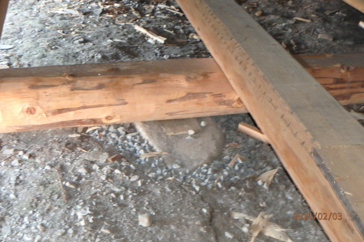 Låve med to fløyer i vinkel, laftet: Bygningen har saltak tekket med flis. Kjøringa går gjennom hele bygningen og har sin begynnelse over stallen i nord. Dette er et tidlig eksempel på en enhetslåve der mange funksjoner er samlet under et tak. Stallen har innredning for fem hester med krybbe og foringsgang. På langsiden inn mot tunet er det oppført et hus for hestevandring. Det har pyramideformet tak som hviler på stolper.