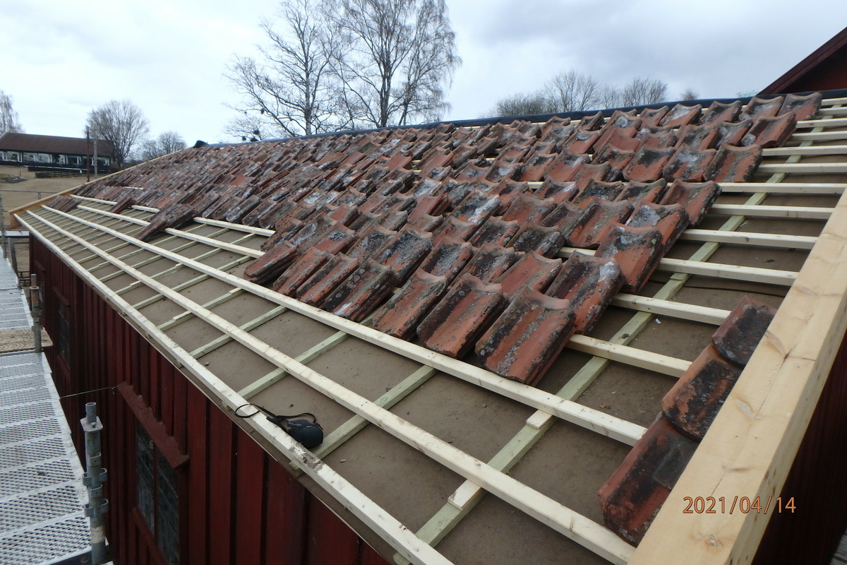 Borgstua er laftet og består av to rom. Bygningen er i en etasje og den er utvendig kledd med rødmalt panel. Det største rommet ligger mot vest og er den egentlige borgstua. Den ble brukt til konfirmantundervisning. Her er det jernovn og lyspeis. Dette rommet har flatt tak med bjelker. Rommene har hver sin inngang med fyllingsdører. Det er også dør mellom de to rommene. Det vestre rommet har et vindu, det østre har to. Det er spor etter et gjenkabbet vindu i hver endevegg. Det østre rommet har åpen røst. Et lite tilbygg midt på bygningen er oppført for å huse gårdsuret som skal være laget av Abraham Pihl. Bygningen står på en murt ringmur. Taket har teglstein. Bygningen er forsikret og den er utstyrt med røykdetektor som varsler brannvesen, og tyverialarm med direkte varsling til vekterselskap. 