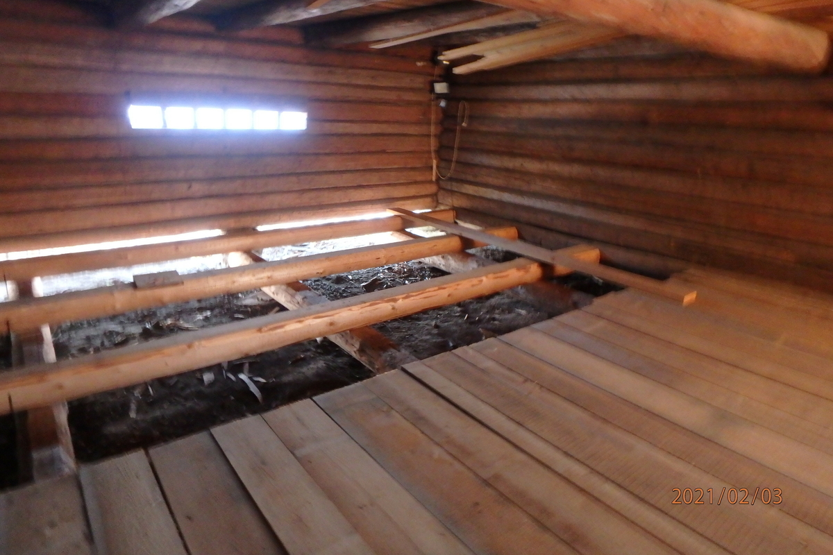 Låve med to fløyer i vinkel, laftet: Bygningen har saltak tekket med flis. Kjøringa går gjennom hele bygningen og har sin begynnelse over stallen i nord. Dette er et tidlig eksempel på en enhetslåve der mange funksjoner er samlet under et tak. Stallen har innredning for fem hester med krybbe og foringsgang. På langsiden inn mot tunet er det oppført et hus for hestevandring. Det har pyramideformet tak som hviler på stolper.