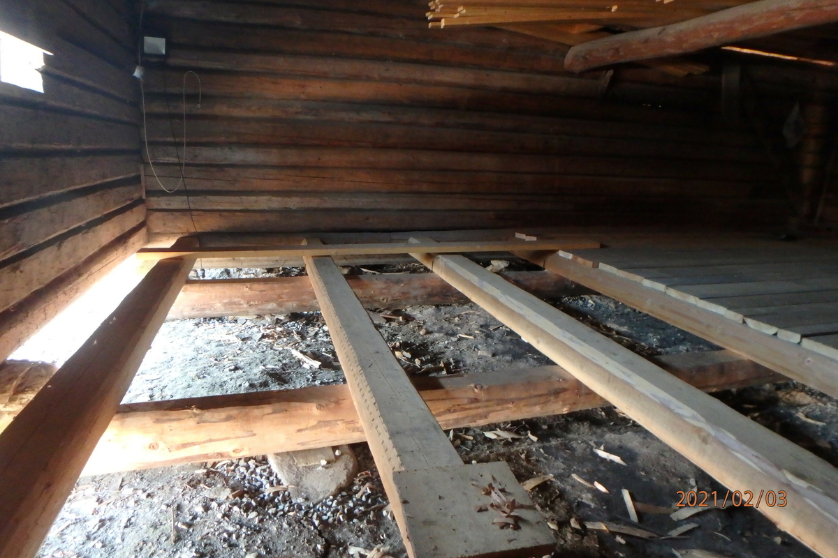 Låve med to fløyer i vinkel, laftet: Bygningen har saltak tekket med flis. Kjøringa går gjennom hele bygningen og har sin begynnelse over stallen i nord. Dette er et tidlig eksempel på en enhetslåve der mange funksjoner er samlet under et tak. Stallen har innredning for fem hester med krybbe og foringsgang. På langsiden inn mot tunet er det oppført et hus for hestevandring. Det har pyramideformet tak som hviler på stolper.