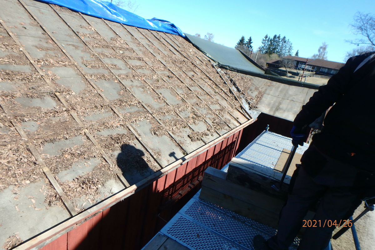 Borgstua er laftet og består av to rom. Bygningen er i en etasje og den er utvendig kledd med rødmalt panel. Det største rommet ligger mot vest og er den egentlige borgstua. Den ble brukt til konfirmantundervisning. Her er det jernovn og lyspeis. Dette rommet har flatt tak med bjelker. Rommene har hver sin inngang med fyllingsdører. Det er også dør mellom de to rommene. Det vestre rommet har et vindu, det østre har to. Det er spor etter et gjenkabbet vindu i hver endevegg. Det østre rommet har åpen røst. Et lite tilbygg midt på bygningen er oppført for å huse gårdsuret som skal være laget av Abraham Pihl. Bygningen står på en murt ringmur. Taket har teglstein. Bygningen er forsikret og den er utstyrt med røykdetektor som varsler brannvesen, og tyverialarm med direkte varsling til vekterselskap. 