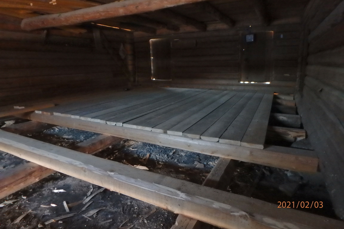 Låve med to fløyer i vinkel, laftet: Bygningen har saltak tekket med flis. Kjøringa går gjennom hele bygningen og har sin begynnelse over stallen i nord. Dette er et tidlig eksempel på en enhetslåve der mange funksjoner er samlet under et tak. Stallen har innredning for fem hester med krybbe og foringsgang. På langsiden inn mot tunet er det oppført et hus for hestevandring. Det har pyramideformet tak som hviler på stolper.