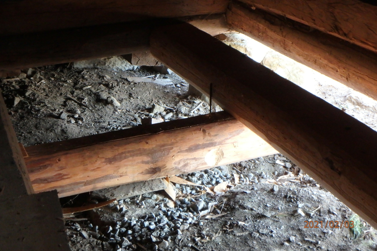 Låve med to fløyer i vinkel, laftet: Bygningen har saltak tekket med flis. Kjøringa går gjennom hele bygningen og har sin begynnelse over stallen i nord. Dette er et tidlig eksempel på en enhetslåve der mange funksjoner er samlet under et tak. Stallen har innredning for fem hester med krybbe og foringsgang. På langsiden inn mot tunet er det oppført et hus for hestevandring. Det har pyramideformet tak som hviler på stolper.