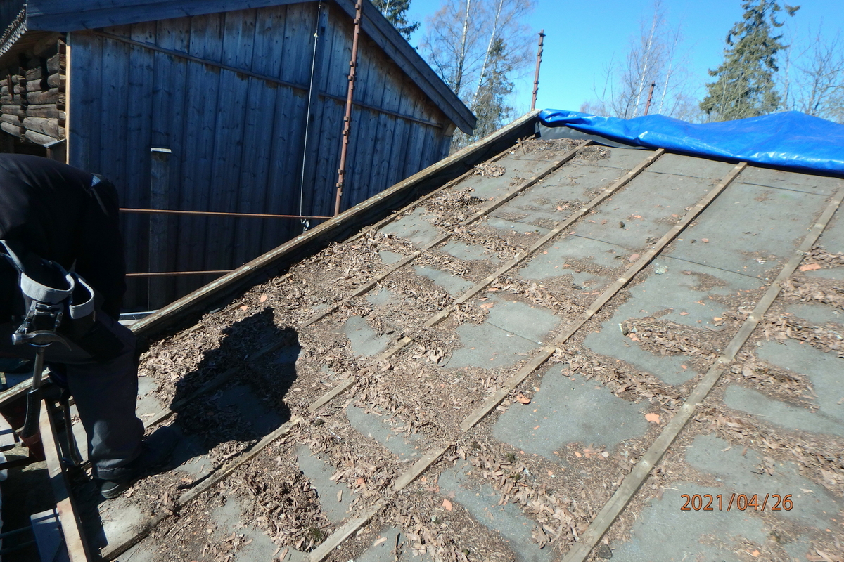 Borgstua er laftet og består av to rom. Bygningen er i en etasje og den er utvendig kledd med rødmalt panel. Det største rommet ligger mot vest og er den egentlige borgstua. Den ble brukt til konfirmantundervisning. Her er det jernovn og lyspeis. Dette rommet har flatt tak med bjelker. Rommene har hver sin inngang med fyllingsdører. Det er også dør mellom de to rommene. Det vestre rommet har et vindu, det østre har to. Det er spor etter et gjenkabbet vindu i hver endevegg. Det østre rommet har åpen røst. Et lite tilbygg midt på bygningen er oppført for å huse gårdsuret som skal være laget av Abraham Pihl. Bygningen står på en murt ringmur. Taket har teglstein. Bygningen er forsikret og den er utstyrt med røykdetektor som varsler brannvesen, og tyverialarm med direkte varsling til vekterselskap. 