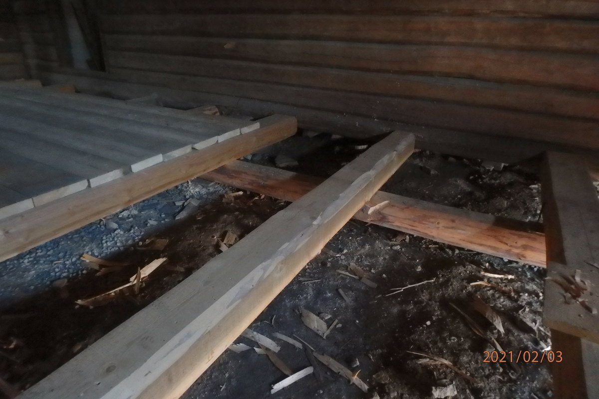 Låve med to fløyer i vinkel, laftet: Bygningen har saltak tekket med flis. Kjøringa går gjennom hele bygningen og har sin begynnelse over stallen i nord. Dette er et tidlig eksempel på en enhetslåve der mange funksjoner er samlet under et tak. Stallen har innredning for fem hester med krybbe og foringsgang. På langsiden inn mot tunet er det oppført et hus for hestevandring. Det har pyramideformet tak som hviler på stolper.