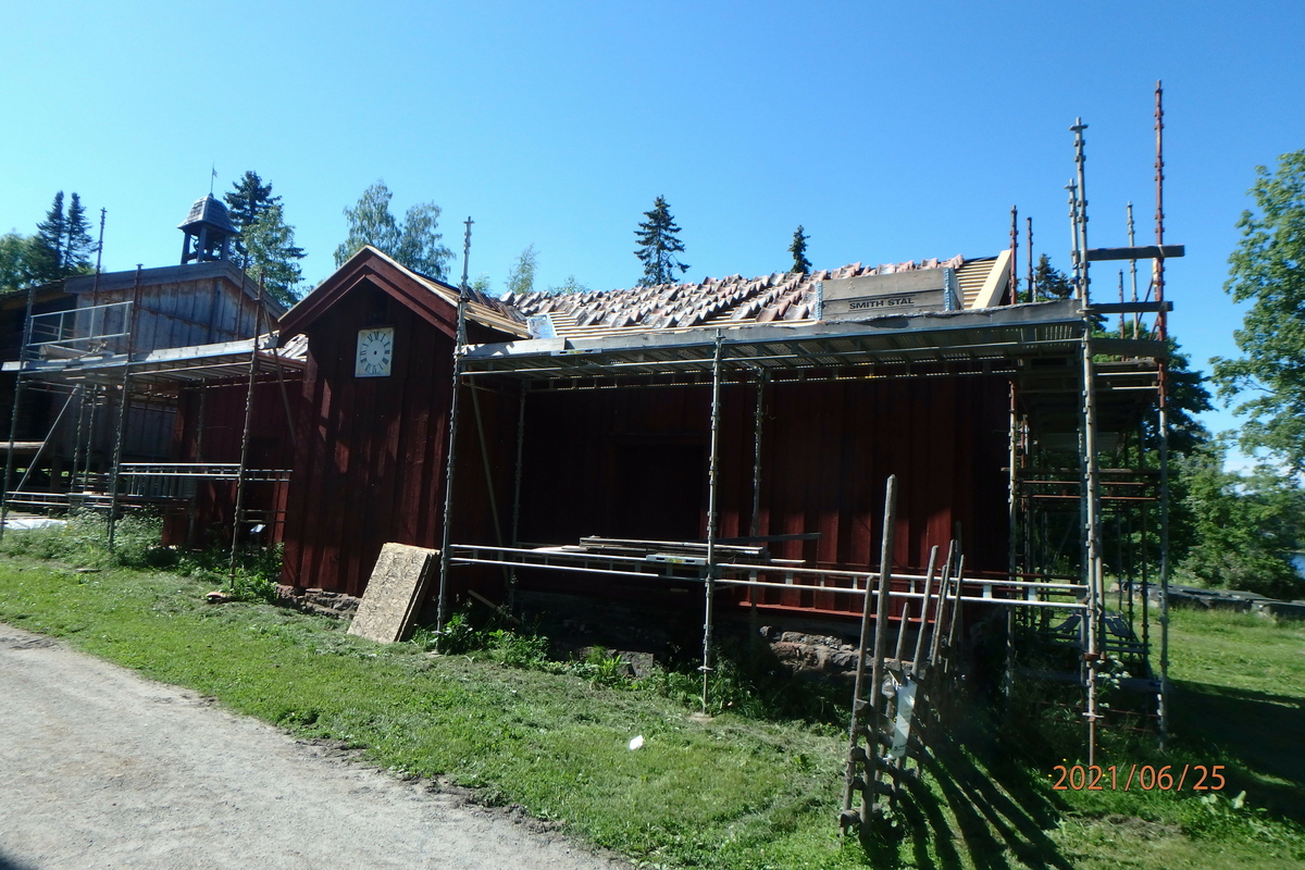 Borgstua er laftet og består av to rom. Bygningen er i en etasje og den er utvendig kledd med rødmalt panel. Det største rommet ligger mot vest og er den egentlige borgstua. Den ble brukt til konfirmantundervisning. Her er det jernovn og lyspeis. Dette rommet har flatt tak med bjelker. Rommene har hver sin inngang med fyllingsdører. Det er også dør mellom de to rommene. Det vestre rommet har et vindu, det østre har to. Det er spor etter et gjenkabbet vindu i hver endevegg. Det østre rommet har åpen røst. Et lite tilbygg midt på bygningen er oppført for å huse gårdsuret som skal være laget av Abraham Pihl. Bygningen står på en murt ringmur. Taket har teglstein. Bygningen er forsikret og den er utstyrt med røykdetektor som varsler brannvesen, og tyverialarm med direkte varsling til vekterselskap. 