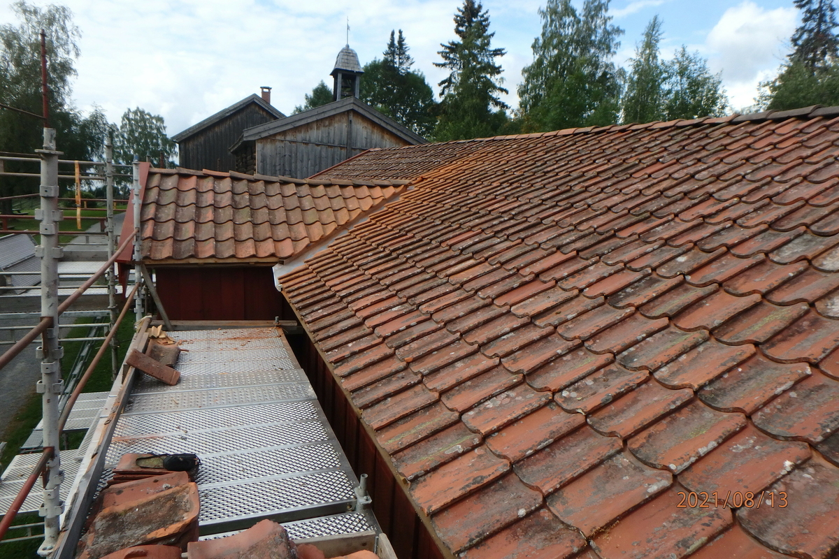 Borgstua er laftet og består av to rom. Bygningen er i en etasje og den er utvendig kledd med rødmalt panel. Det største rommet ligger mot vest og er den egentlige borgstua. Den ble brukt til konfirmantundervisning. Her er det jernovn og lyspeis. Dette rommet har flatt tak med bjelker. Rommene har hver sin inngang med fyllingsdører. Det er også dør mellom de to rommene. Det vestre rommet har et vindu, det østre har to. Det er spor etter et gjenkabbet vindu i hver endevegg. Det østre rommet har åpen røst. Et lite tilbygg midt på bygningen er oppført for å huse gårdsuret som skal være laget av Abraham Pihl. Bygningen står på en murt ringmur. Taket har teglstein. Bygningen er forsikret og den er utstyrt med røykdetektor som varsler brannvesen, og tyverialarm med direkte varsling til vekterselskap. 