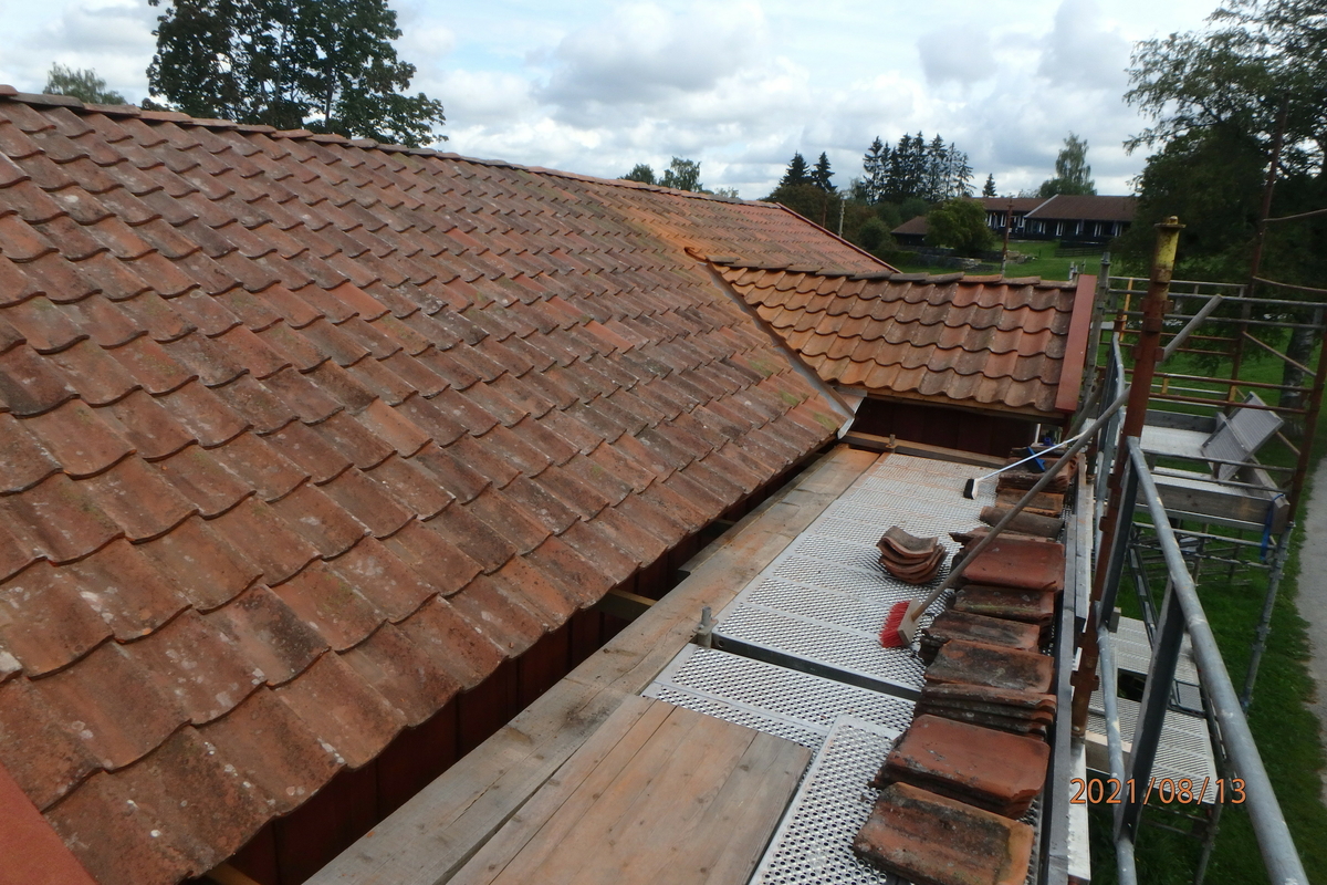 Borgstua er laftet og består av to rom. Bygningen er i en etasje og den er utvendig kledd med rødmalt panel. Det største rommet ligger mot vest og er den egentlige borgstua. Den ble brukt til konfirmantundervisning. Her er det jernovn og lyspeis. Dette rommet har flatt tak med bjelker. Rommene har hver sin inngang med fyllingsdører. Det er også dør mellom de to rommene. Det vestre rommet har et vindu, det østre har to. Det er spor etter et gjenkabbet vindu i hver endevegg. Det østre rommet har åpen røst. Et lite tilbygg midt på bygningen er oppført for å huse gårdsuret som skal være laget av Abraham Pihl. Bygningen står på en murt ringmur. Taket har teglstein. Bygningen er forsikret og den er utstyrt med røykdetektor som varsler brannvesen, og tyverialarm med direkte varsling til vekterselskap. 