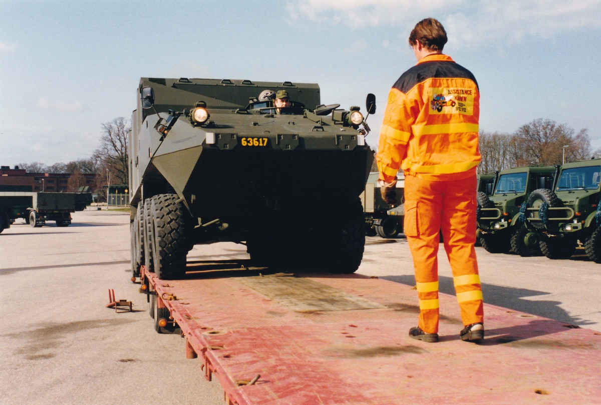 FMUhC lastförsök med militära fordon på civila transportfordon sent 1990-tal. Pansarterrängbil 97 "Piranha".