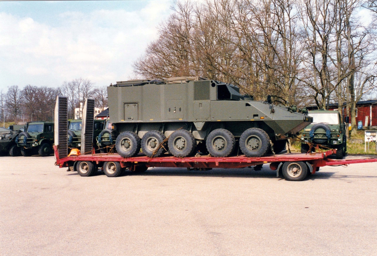 FMUhC lastförsök med militära fordon på civila transportfordon sent 1990-tal. Pansarterrängbil 97 "Piranha".