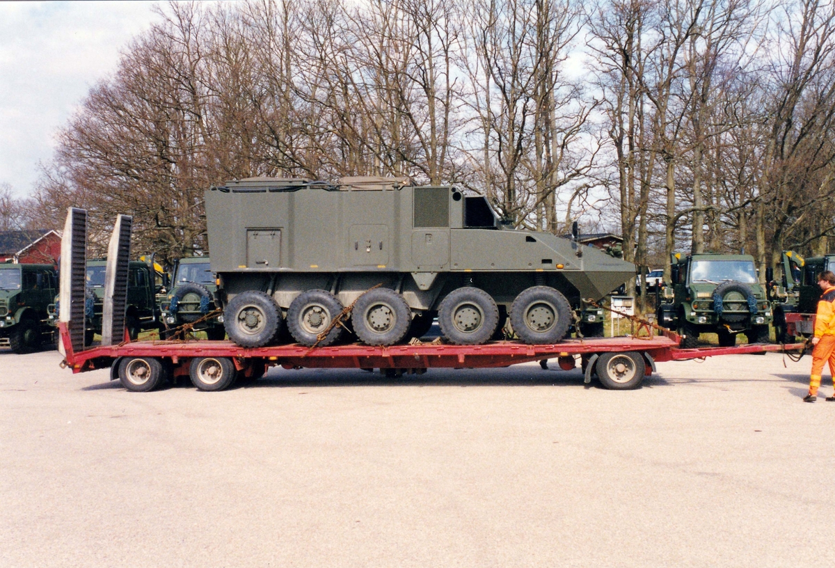 FMUhC lastförsök med militära fordon på civila transportfordon sent 1990-tal. Pansarterrängbil 97 "Piranha".