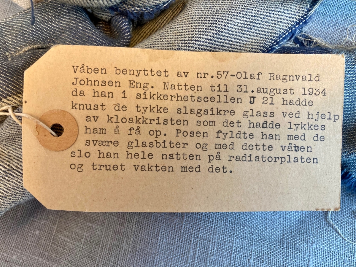 Våpen laget av en "pose" i tekstil, samt en stor bøyd spiker.