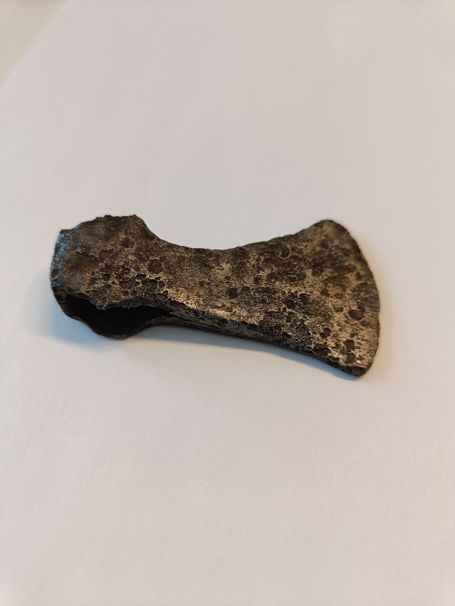 Et godt bevart øksehode der utformingen av hodet tilsier at gjenstanden kan være fra overgangen mellom vikingtid og middelalder. Spesielt den delen av øksehodet der skaftet er festet har en fasong som tilsier at øksa kan være fra sen vikingtid. Selv om øksa er en liten gjenstand, har den trolig vært et redskap for finere tilvirkning innen trearbeid.