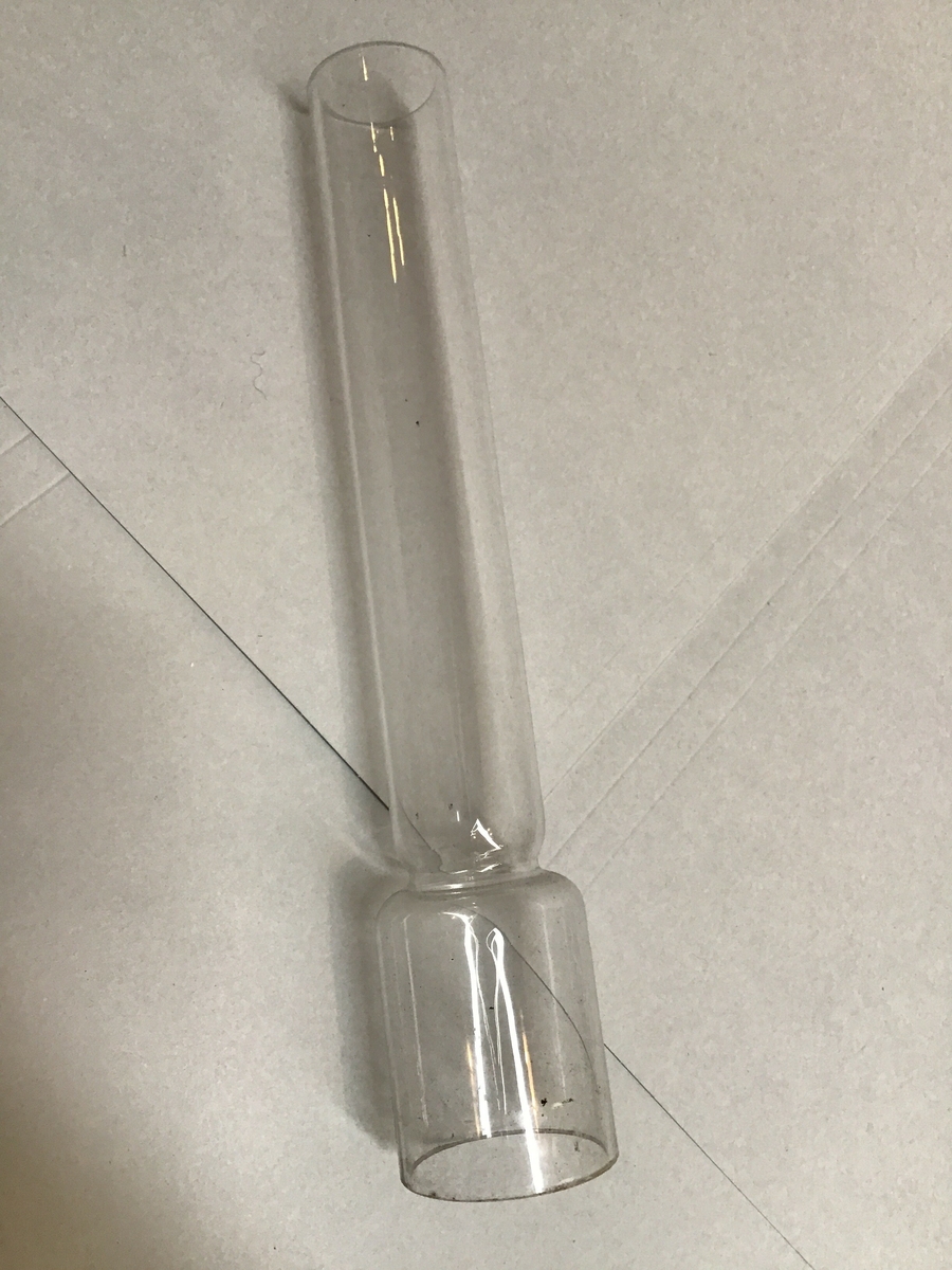 Oljelampe med glas og bøyle til oppheng. Tillaga til skjerm.