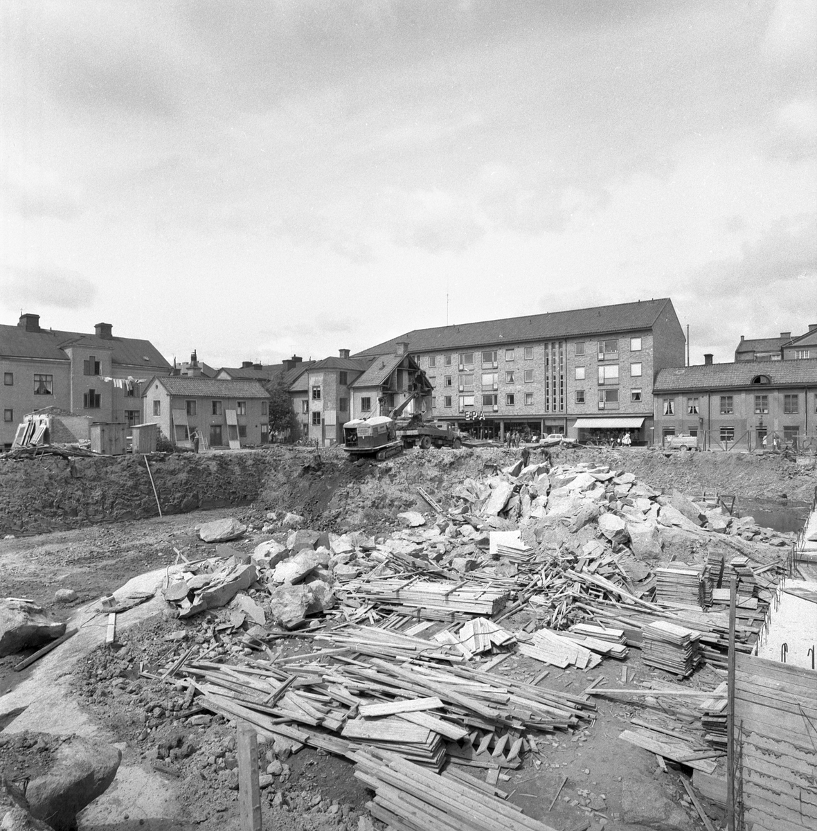 Saneringen av kvarteret Druvan var en av de större som genomförts i Linköping, där all äldre bebyggelse revs under kort tid. Av det nya kom övervägande delen inrymma affärs- och kontorsytor. I hörnet Storgatan-Hamngatan uppfördes dock ett bostadskomplex med sju våningar över affärsplan.