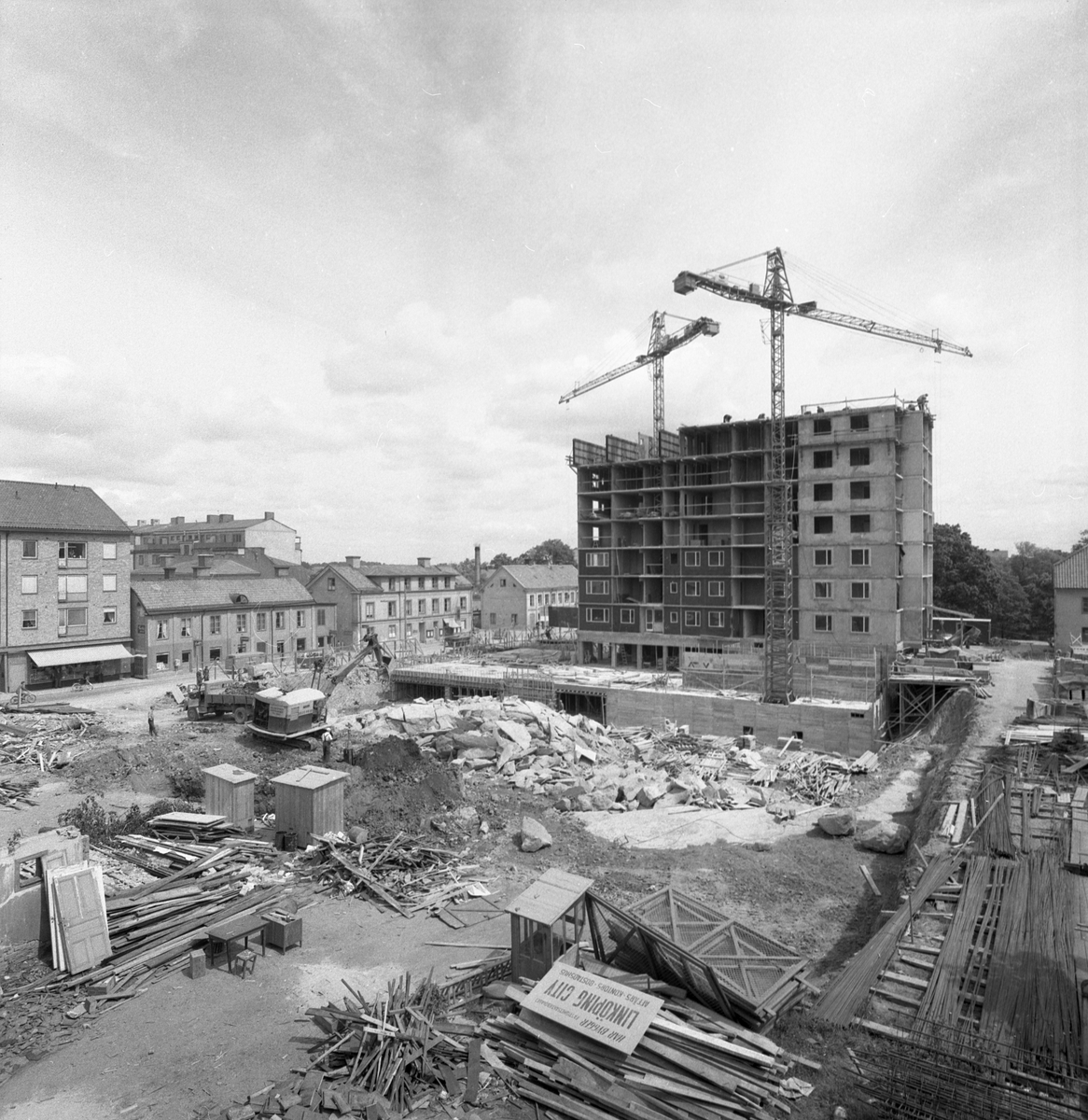 Saneringen av kvarteret Druvan var en av de större som genomförts i Linköping, där all äldre bebyggelse revs under kort tid. Av det nya kom övervägande delen inrymma affärs- och kontorsytor. I hörnet Storgatan-Hamngatan uppfördes dock ett bostadskomplex med sju våningar över affärsplan.