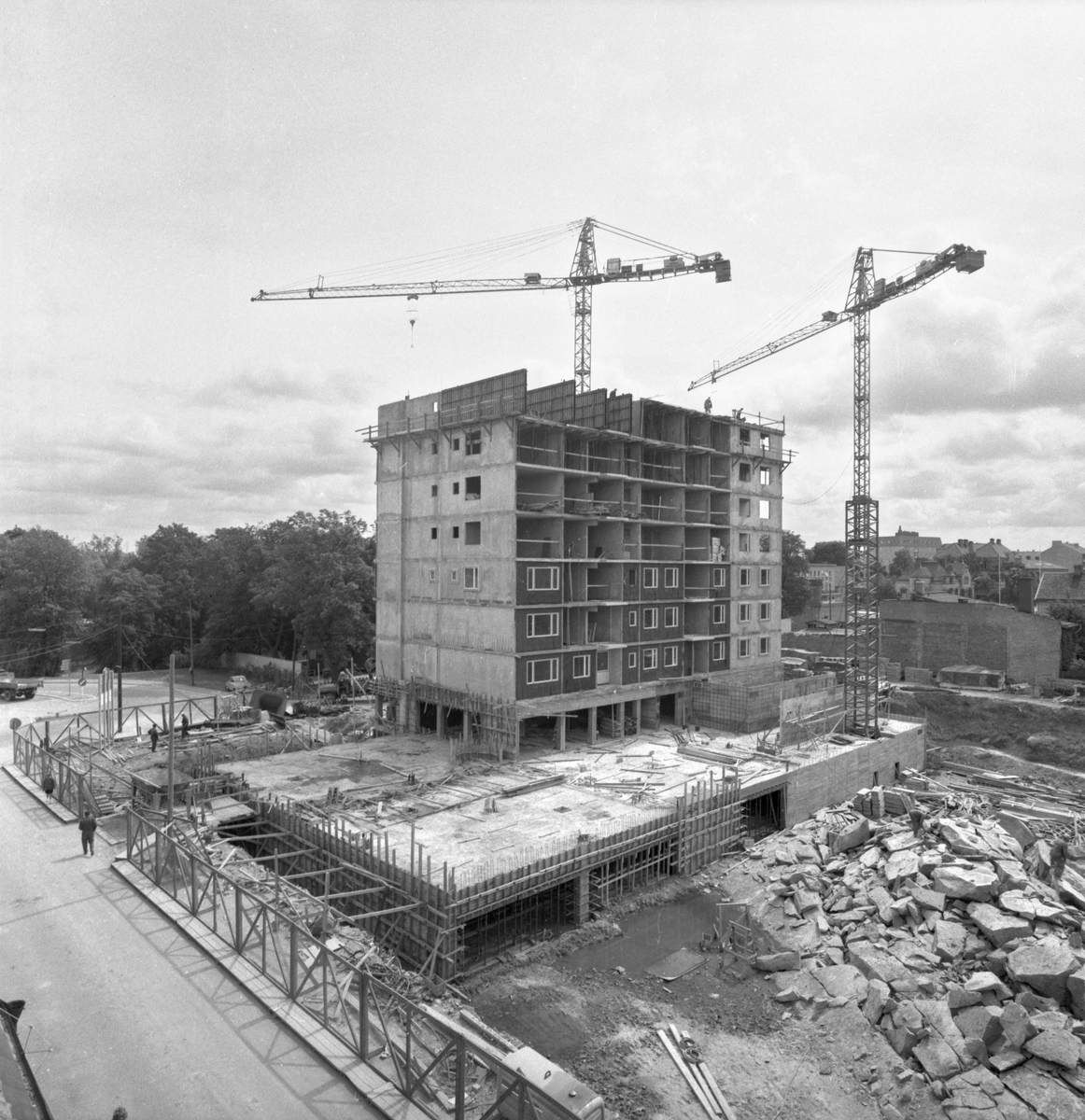 Saneringen av kvarteret Druvan var en av de större som genomförts i Linköping, där all äldre bebyggelse revs under kort tid. Av det nya kom övervägande delen inrymma affärs- och kontorsytor. I hörnet Storgatan-Hamngatan uppfördes dock ett bostadskomplex med sju våningar över affärsplan.