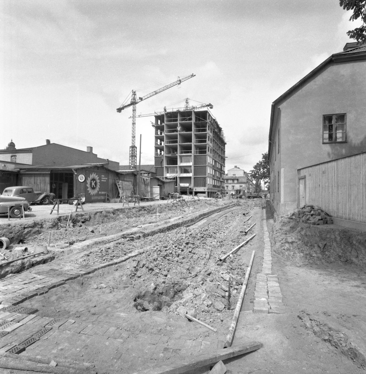 Saneringen av kvarteret Druvan var en av de större som genomförts i Linköping, där all äldre bebyggelse revs under kort tid. Av det nya kom övervägande delen inrymma affärs- och kontorsytor. I hörnet Storgatan-Hamngatan uppfördes dock ett bostadskomplex med sju våningar över affärsplan.