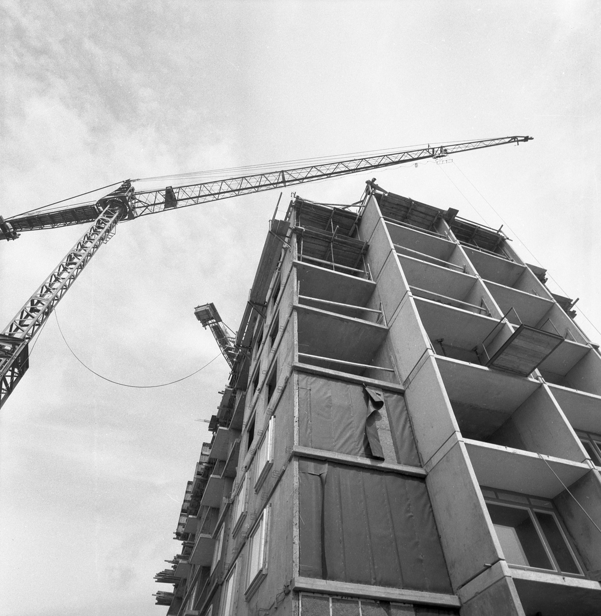 Saneringen av kvarteret Druvan var en av de större som genomförts i Linköping, där all äldre bebyggelse revs under kort tid. Av det nya kom övervägande delen inrymma affärs- och kontorsytor. I hörnet Storgatan-Hamngatan uppfördes dock ett bostadskomplex med sju våningar över affärsplan.