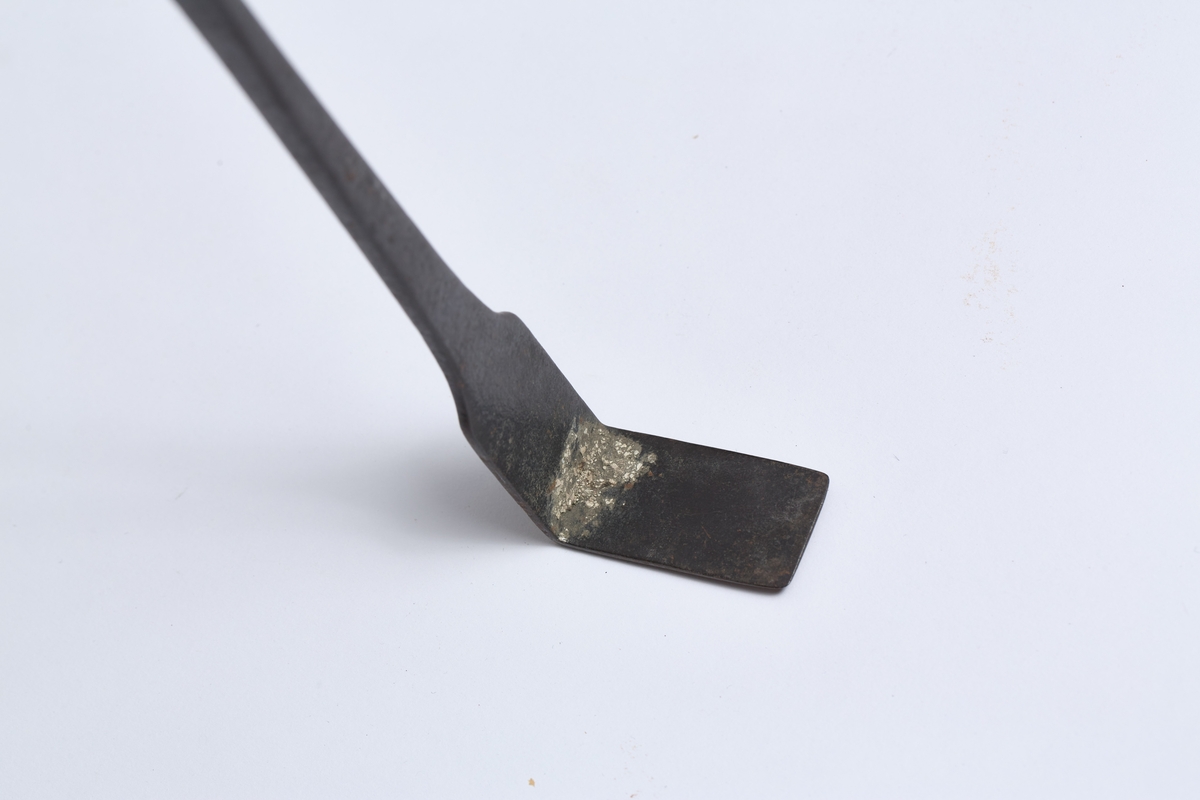 Benyttes til pussing under forming.  Sandstøping. Slette kanter, fjerne bøss i riller. Reparere skader i spor