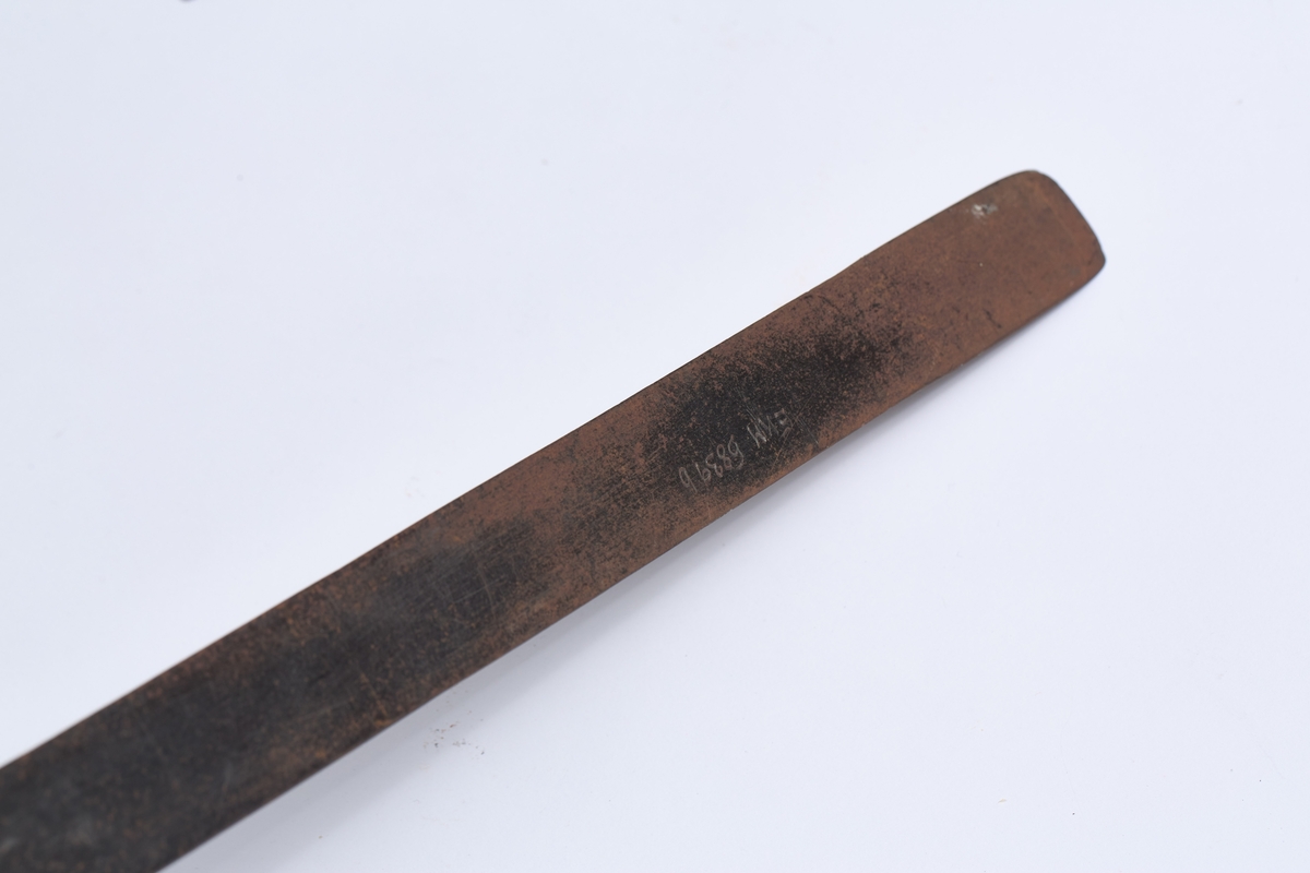 Benyttes til pussing under forming.  Sandstøping. Slette kanter, fjerne bøss i riller. Reparere skader i spor