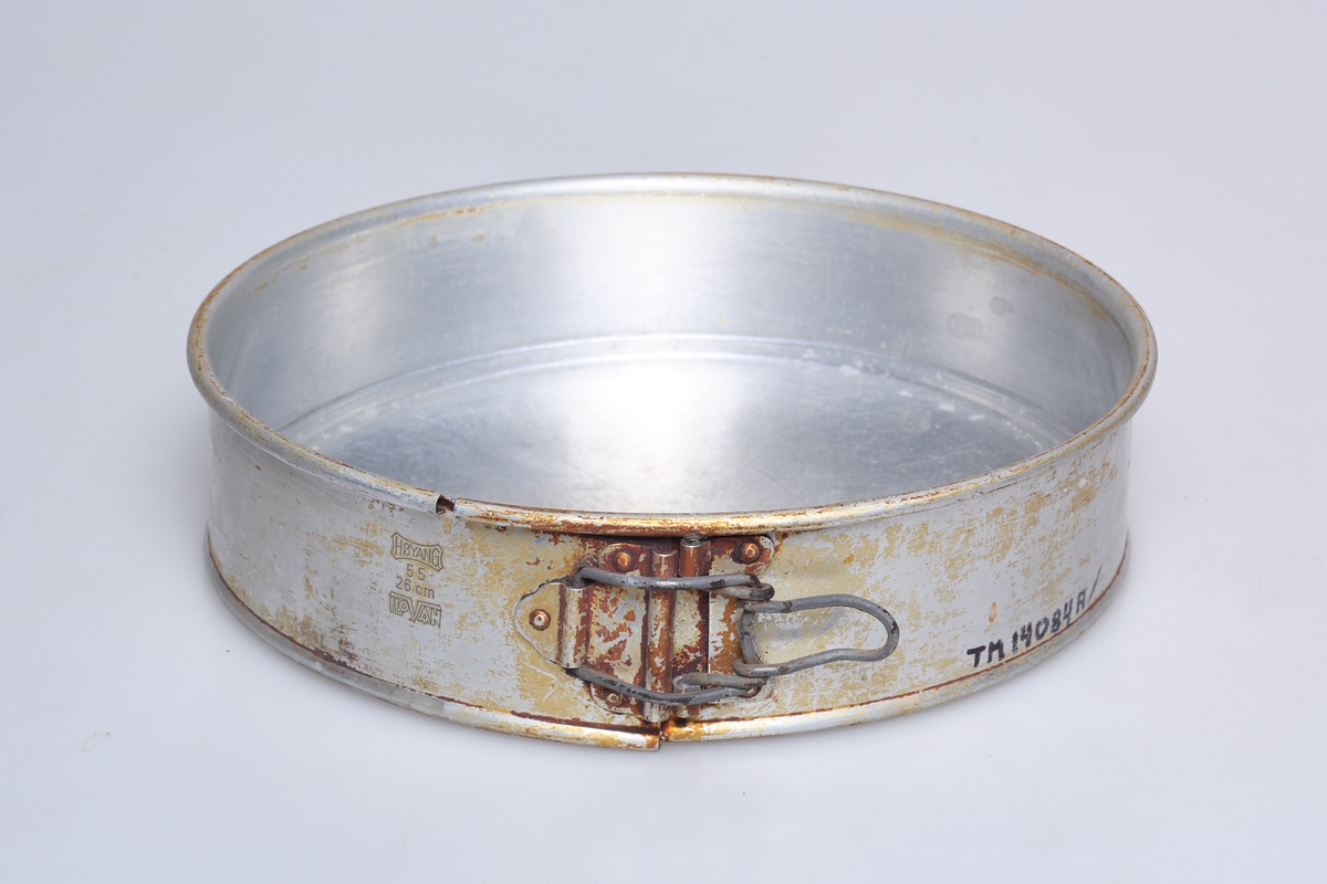 Todelt kakeform, ring (a) og bunn (b).