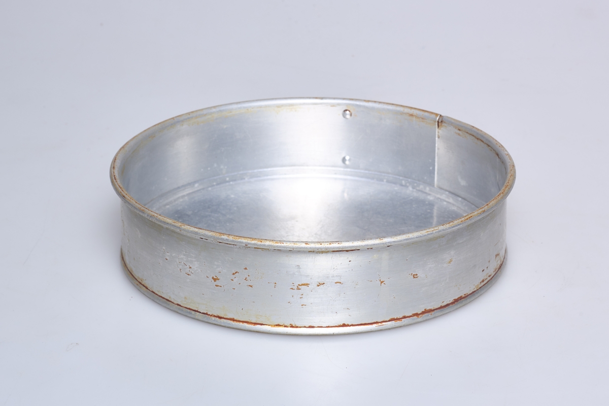 Todelt kakeform, ring (a) og bunn (b).