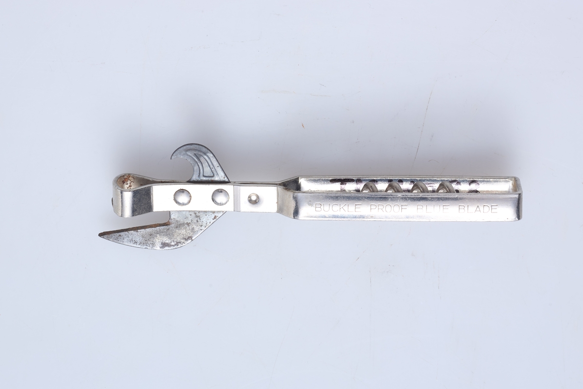 Kombiverktøy; boksåpner, flaskeåpner. korkopptrekker.