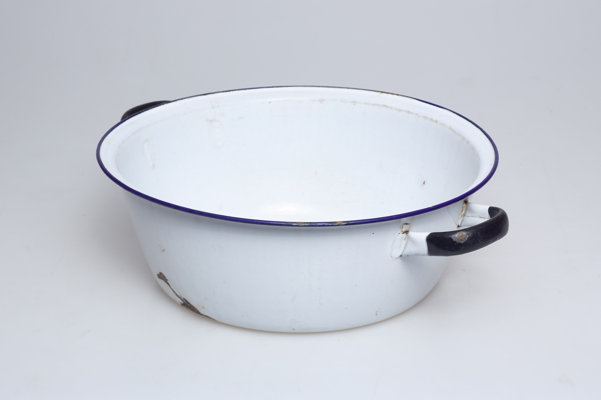 Fat med håndtak, muligens til oppvask eller vaskebalje.
