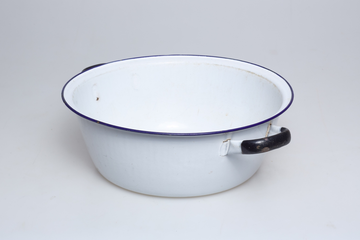 Fat med håndtak, muligens til oppvask eller vaskebalje.
