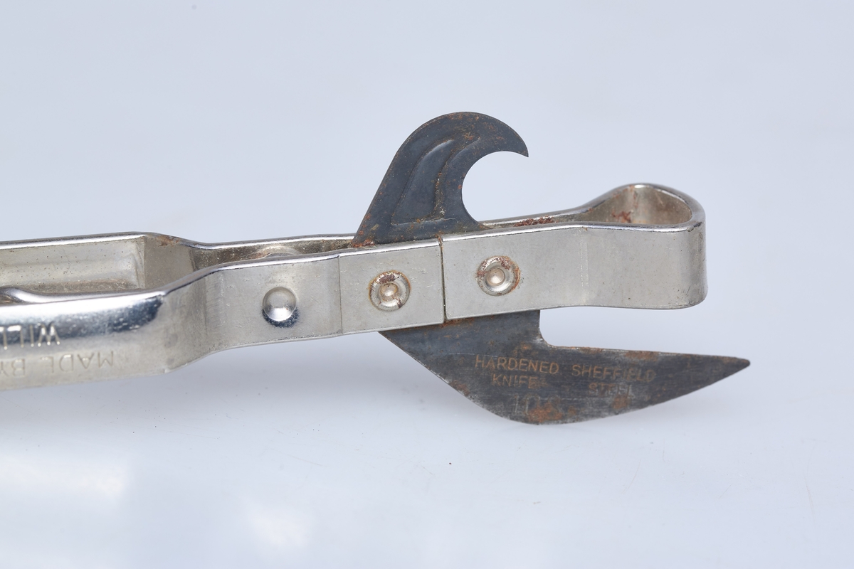 Kombiverktøy; boksåpner, flaskeåpner. korkopptrekker.