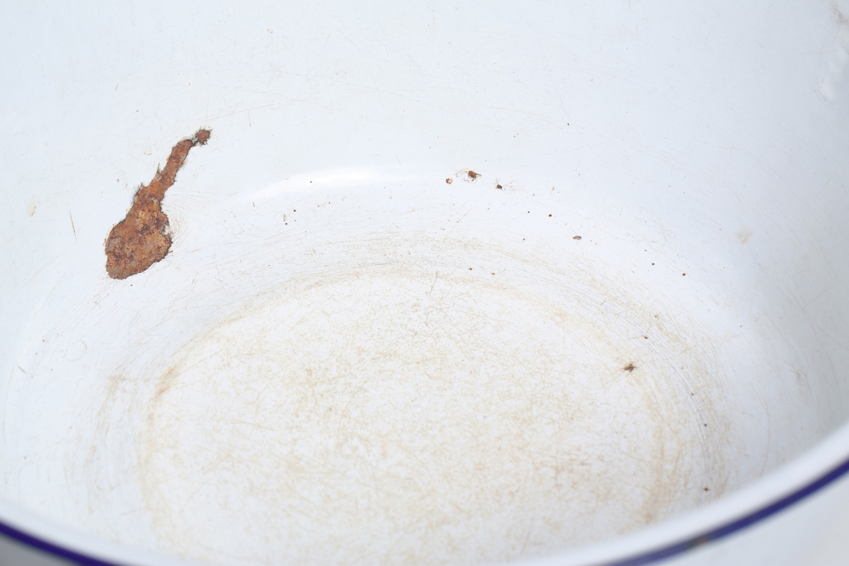 Fat med håndtak, muligens til oppvask eller vaskebalje.
