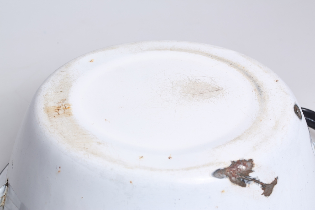 Fat med håndtak, muligens til oppvask eller vaskebalje.
