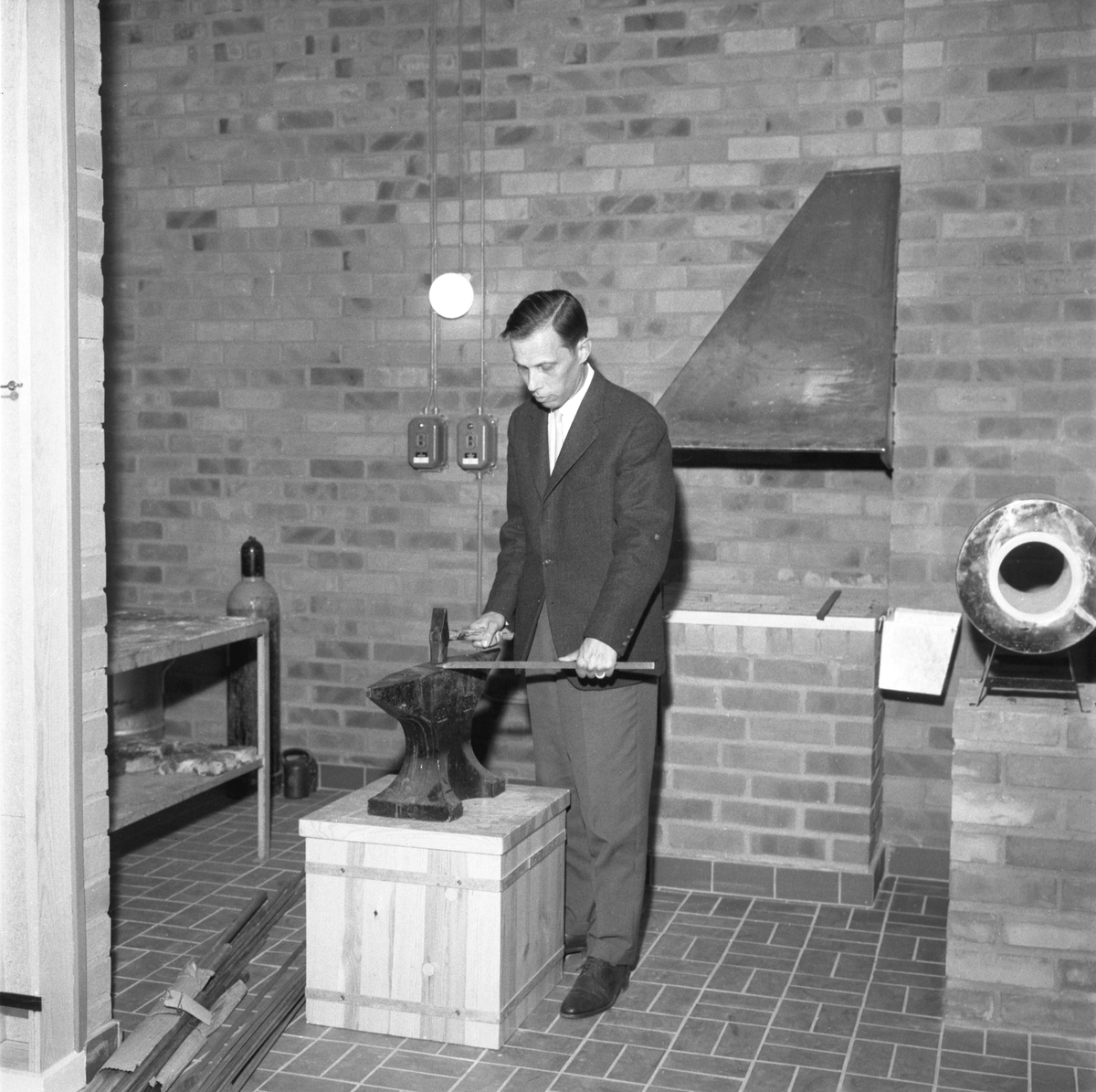 Serie bilder från invigningen av Slöjdlärarseminariet i Linköping. I delvis nybyggda och i övrigt omdisponerade lokaler tog man den 4 augusti 1961 mot den första kullen blivande slöjdlärare.