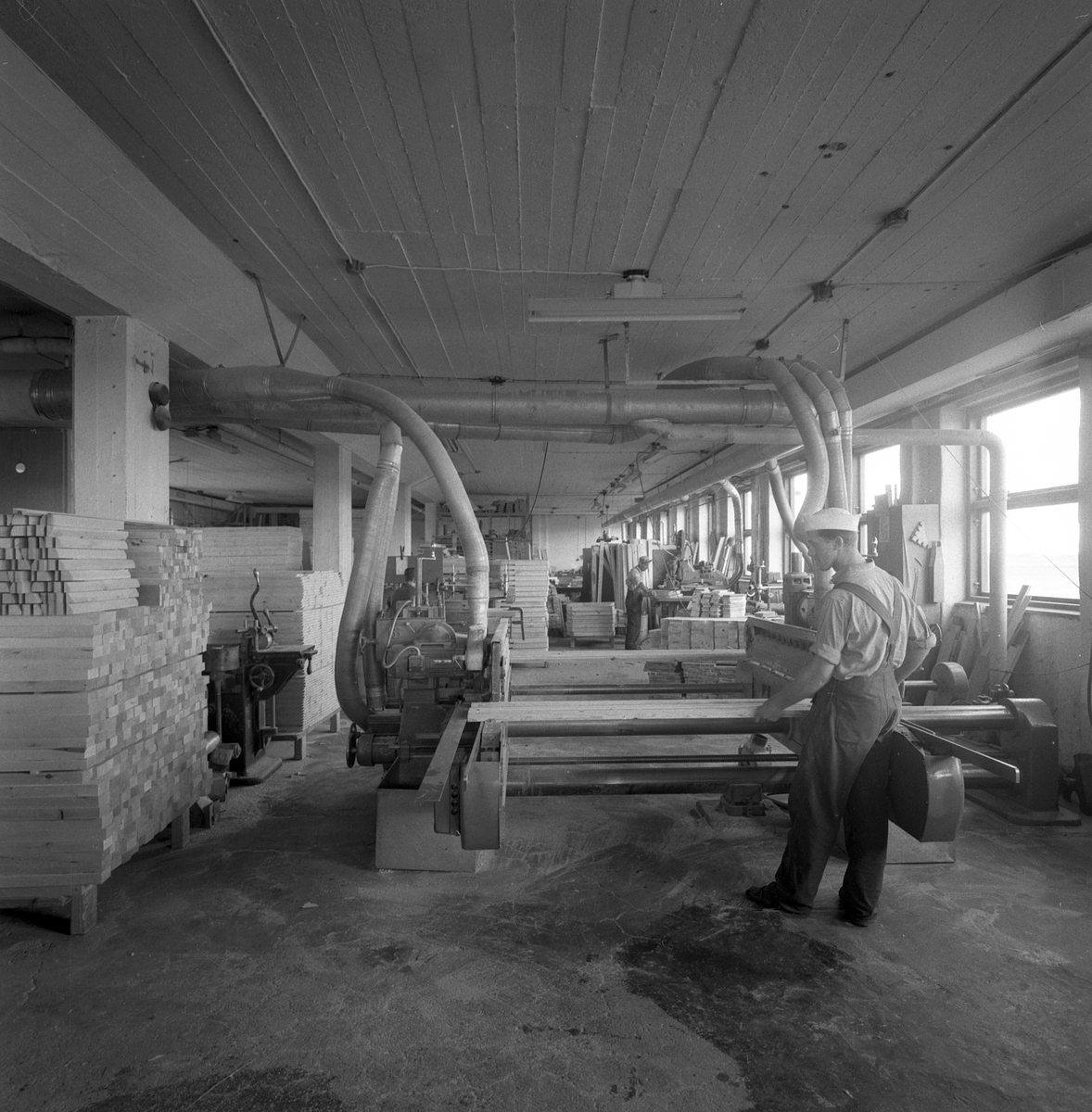 Ända in på 1960-tal bar Linköping stolta traditioner av möbeltillverkning. En ur mängden av industrier var AB Eilas, specialist av klädd och stoppade möbler, inte minst bäddsoffor. Firman var grundad i västgötska Moholm 1929 men namnändrad och etablerad i Linköping från 1931.